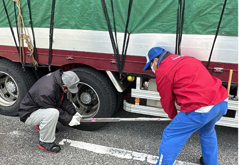 20231207kinki 1 - 近畿運輸局／彦根TSで大型車ホイール・ナット点検を実施