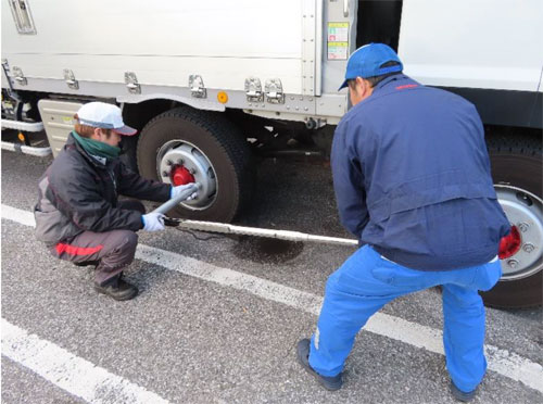 20241225kinki - 近畿運輸局／大型車のホイール・ナット増し締め点検を実施