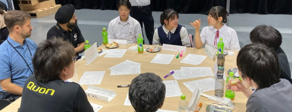 20250904UD 1024x392 - UDトラックス／地元中学生を招き従業員と英会話で交流