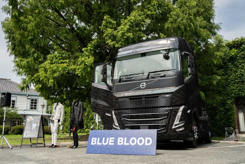 ボルボ・トラック中国/デニムの青木被服とコラボした特別仕様車を公開 20250908VOLVO 1024x683 - ボルボ・トラック中国/デニムの青木被服とコラボした特別仕様車を公開