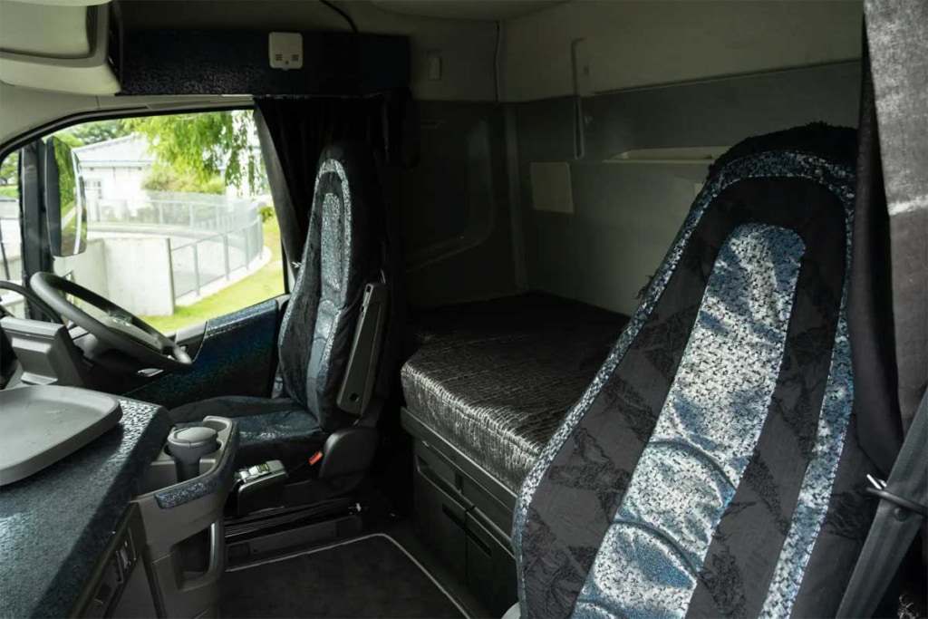 ボルボ・トラック中国/デニムの青木被服とコラボした特別仕様車を公開 20250908VOLVO 4 1024x683 - ボルボ・トラック中国/デニムの青木被服とコラボした特別仕様車を公開