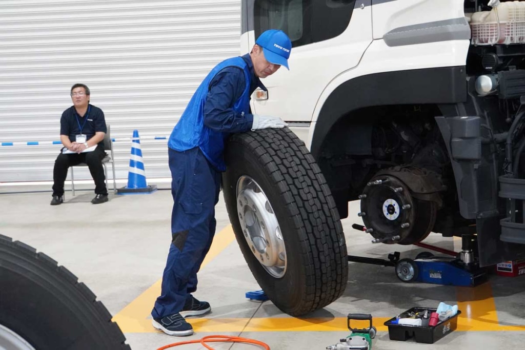 20250912toyo 4 1024x683 - トーヨータイヤ／タイヤ作業コンテストを開催、15名が知識と腕を競う