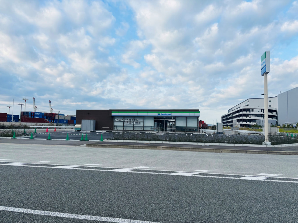 ファミリーマート/ドライバーにオアシス提供、福岡市東区に「みなと香椎店」オープン 20251106famima1 1024x768 - ファミリーマート/ドライバーにオアシス提供、福岡市東区に「みなと香椎店」オープン