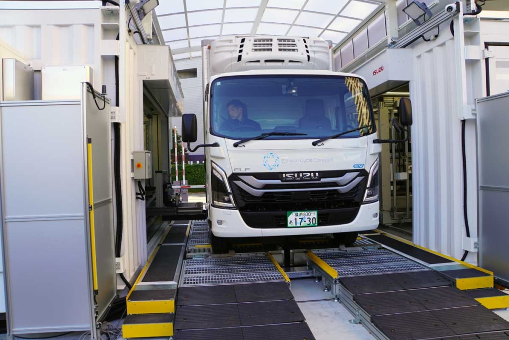 20251120ISUZU 4 1024x683 - いすゞ／バッテリー交換式EV実証実験を横浜で開始、ファミリーマート店舗配送に使用