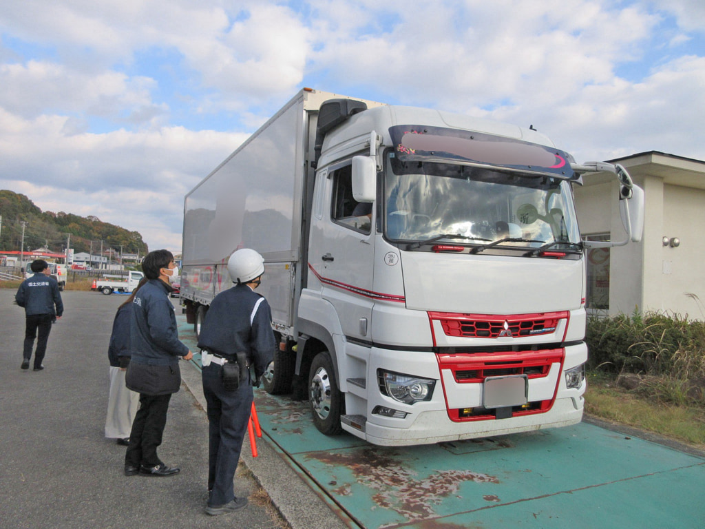 20251121saijyo1 1024x768 - 広島運輸支局／中国管内初「過積載防止強化月間」実施、2日間で49台調査・3台の過積載取締り