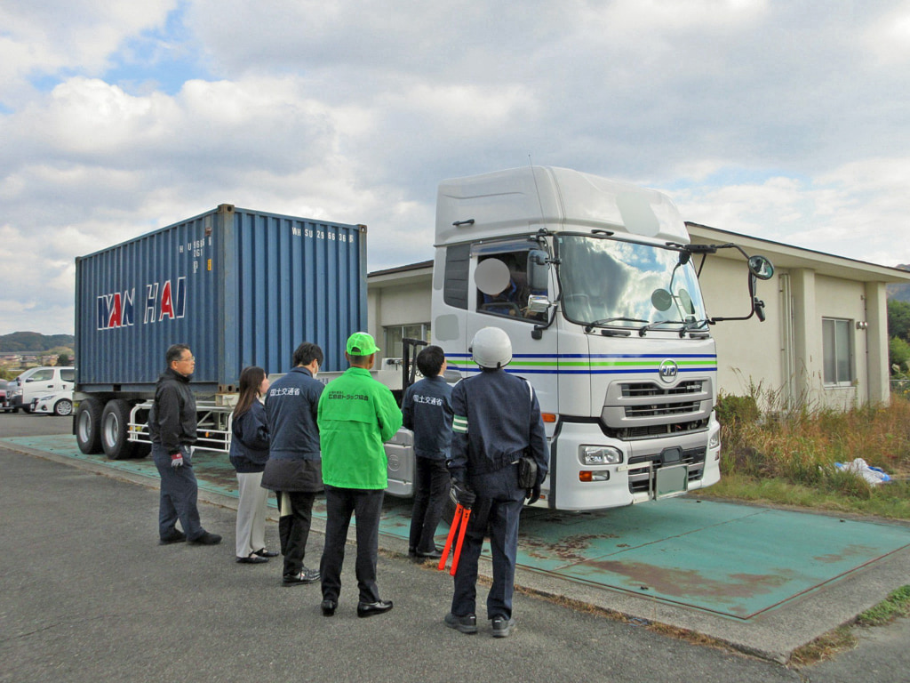20251121saijyo2 1024x768 - 広島運輸支局／中国管内初「過積載防止強化月間」実施、2日間で49台調査・3台の過積載取締り