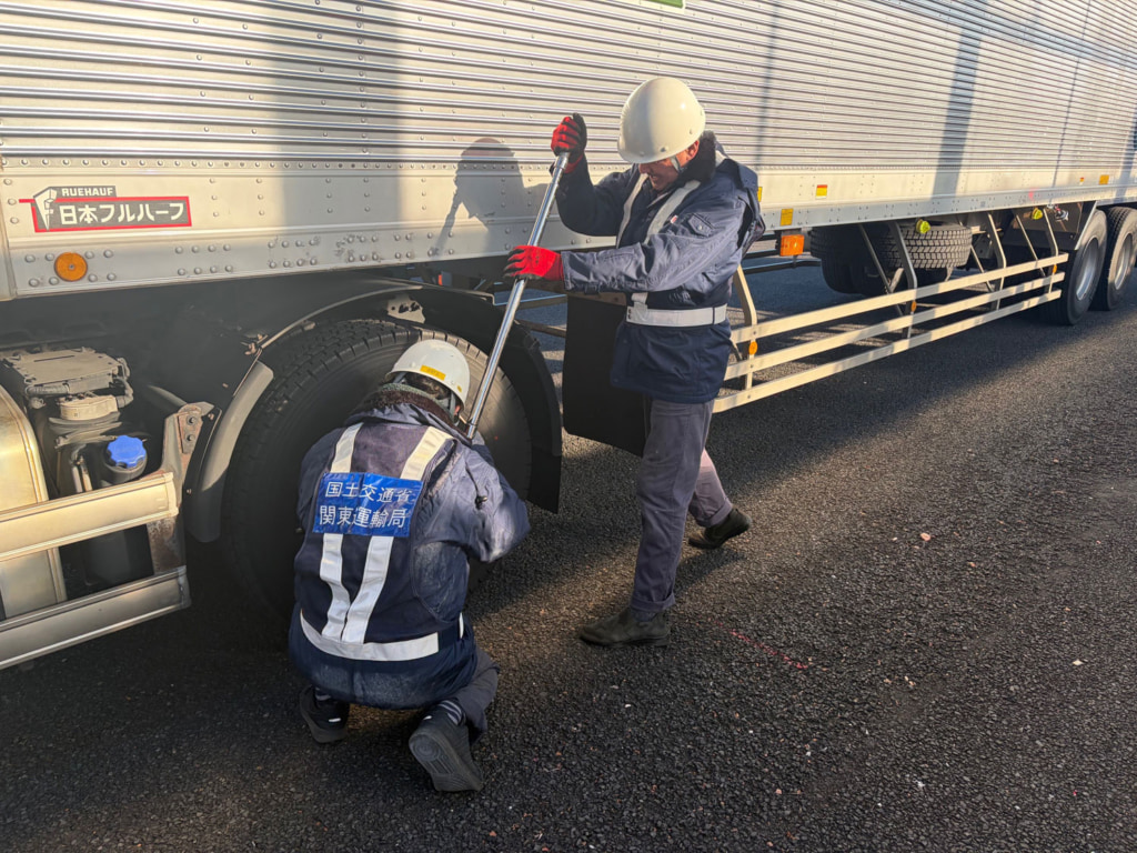 20251205niiza 1024x768 - 埼玉運輸支局／関越道新座料金所で大型車のホイール・ナット緩み点検、17台検査し1台に緩み