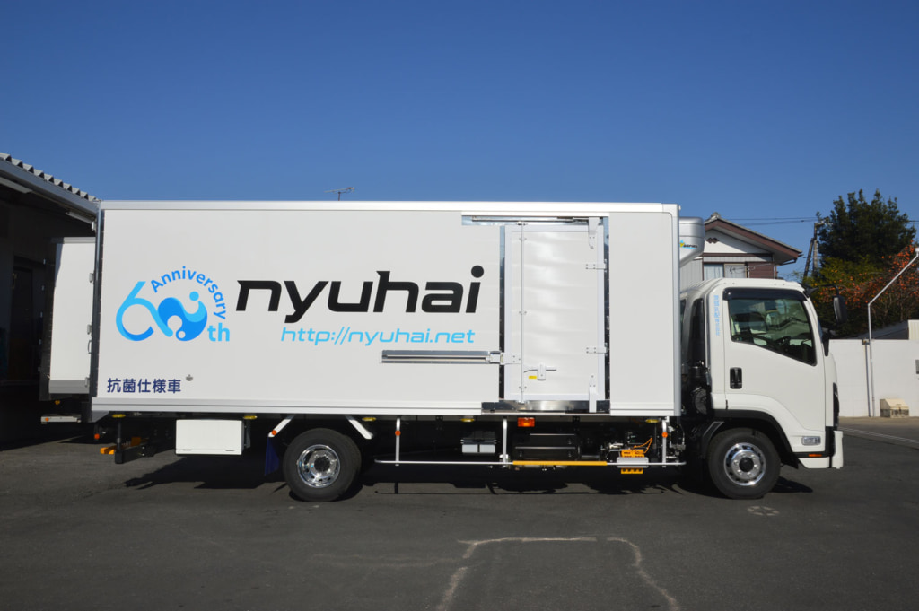 茨城乳配/創立60周年記念「いすゞフォワード」「エルフ」特別仕様車を導入 20251208nyuhai2 1024x681 - 茨城乳配/創立60周年記念「いすゞフォワード」「エルフ」特別仕様車を導入
