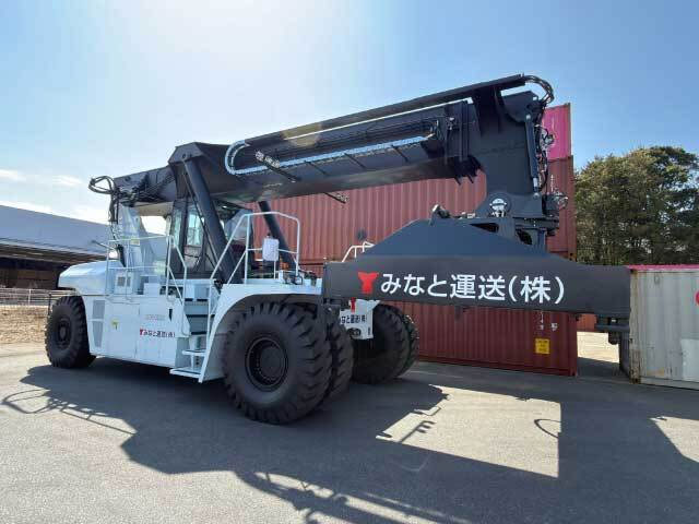 みなと運送/リーチスタッカー新車をつくば営業所に配備、2台体制でコンテナ利用を推進 20260309minato - みなと運送/リーチスタッカー新車をつくば営業所に配備、2台体制でコンテナ利用を推進