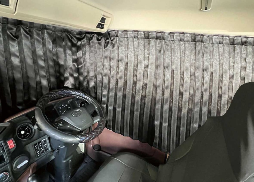 20260310jb 2 1024x734 - 日本ボデーパーツ工業／4t～大型車まで対応の仮眠カーテンを発売